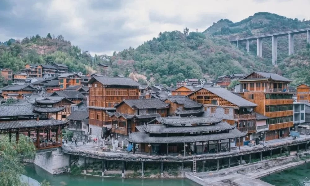 TOUR SẮC MÀU TRUNG HOA: ÂN THI - PHƯỢNG HOÀNG CỔ TRẤN - TRƯƠNG GIA GIỚI 6N5Đ>